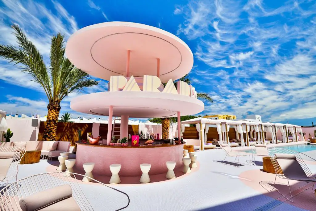 Ibiza, Hotel Paradiso Ibiza, glass suite, unique experience, influencers, Dwayne Muffin, Olivia Hanley, free accommodation, artistic performances, radio programs, DJ sets.