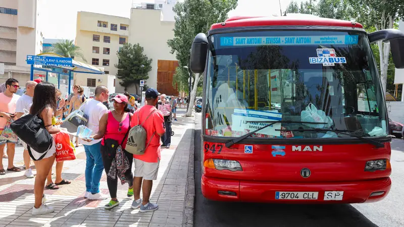 How to get to Santa Eulalia from the airport by bus