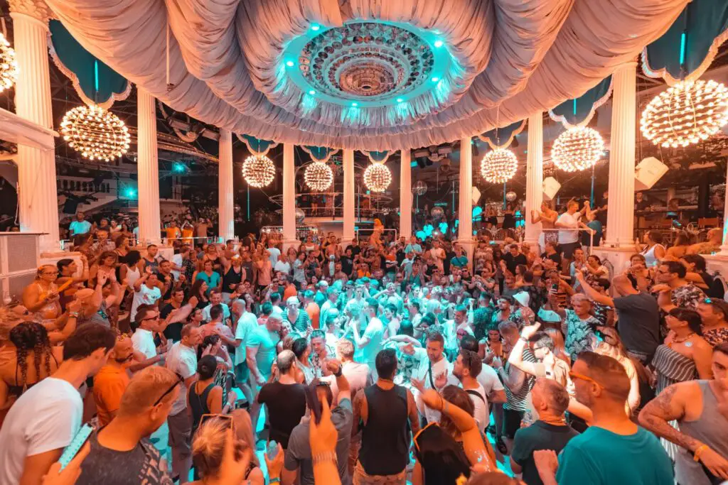 s Paradis has added Puro Reggaeton as a regular Friday feature